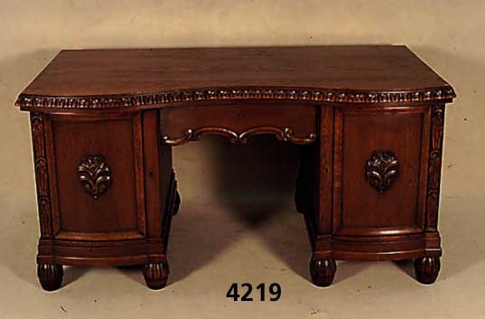 Schreibtisch, deutsch, 1918/25, Eiche massiv bzw. Weichholz, Front doppelt geschwungen, aufgesetzte Schnitzerei, schÖne Maserung, Lisenen mit ...