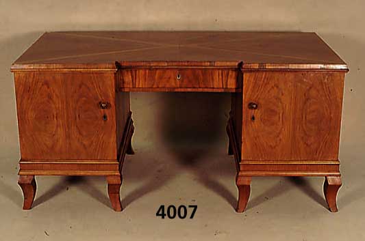 ArtDeco-Schreibtisch, deutsch, um 1928/30, Korpus Weichholz, Buche, kaukasisch Nußbaum- furnier gespiegelt, sehr schÖnes Maserungsbild , Kanten ...