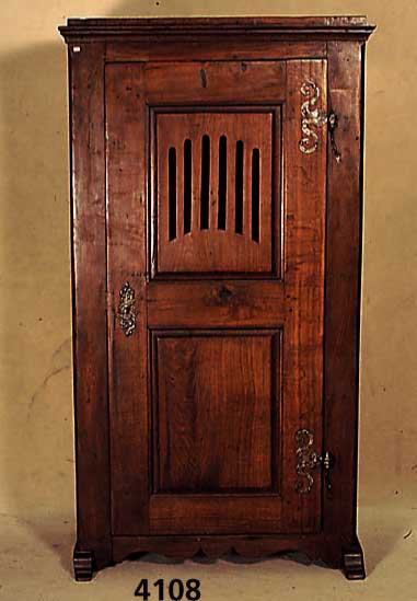 Brotschrank, mitteldeutsch, um 1800, Eiche massiv, 1-tÜrig, mit kasettierten FÜllungen, oben Spalten fÜr LÜftung, Kufen wohl spÄter, original ...