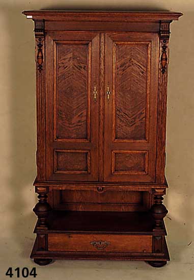 GrÜnderzeitschrank, deutsch, 1880/90, nach flÄmischem Vorbild, Korpus Weicholz und Buche massiv, Eichefurnier z.T. gespiegelt, aufge- setzte ...