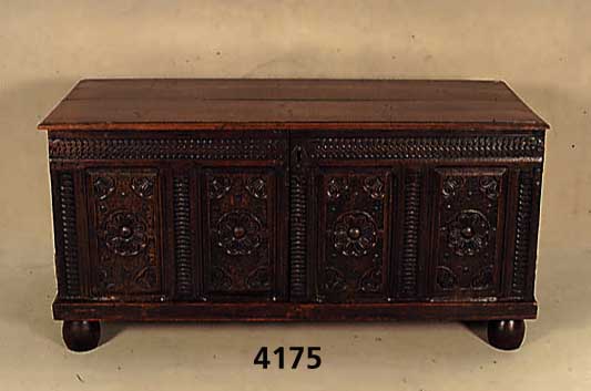 Truhenschrank, mitteldeutsch, Eiche massiv, im 20. Jhd. von der Truhe zum Schrank umge- arbeitet, EinlegebÖden Weichholz, Front 4-fach gefeldert, ...