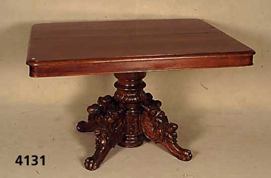 Großer Ausziehtisch, Frankreich, um 1860/70, Eiche massiv, eckige Arbeitsplatte mit geschuppter Umrandung, SÄulenfuß mit 4 Ausle- gern, diese ...