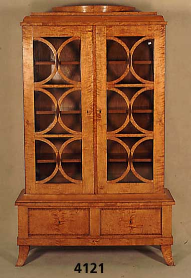 Sammlervitrine, deutsch, um 1925, wohl Dresdner WerkstÄtten, Korpus Weichholz, ausge- suchtes helles Birkefurnier, auf eckigen Hoch- beine, 2 ...