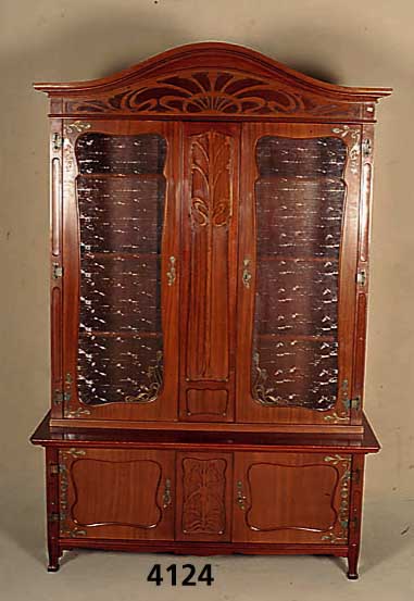 BÜcherschrank, deutsch, um 1900, Korpus Weichholz, Mahagonifurnier, Unterteil mit 2 kleinen TÜren, dekoriert, mit typischen Jugendstilelementen, ...