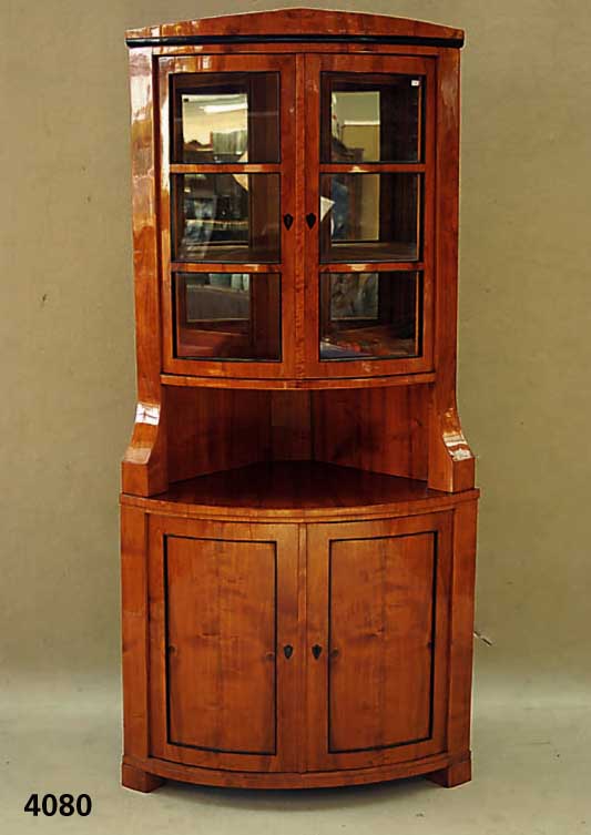 Eckschrank, im Biedermeierstil, Kirschbaum massiv, nach dem Vorbild von 1820/30, unter Verwendung alter Teile, Oberteil verglast, z.T. schwarz ...