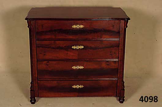 Kommode, deutsch, um 1880, Korpus Weichholz, Pyramidenmahagonifurnier gespiegelt, auf der Platte und Schubladen, BeschlÄge sekundÄr, 4-schÜbig, ...