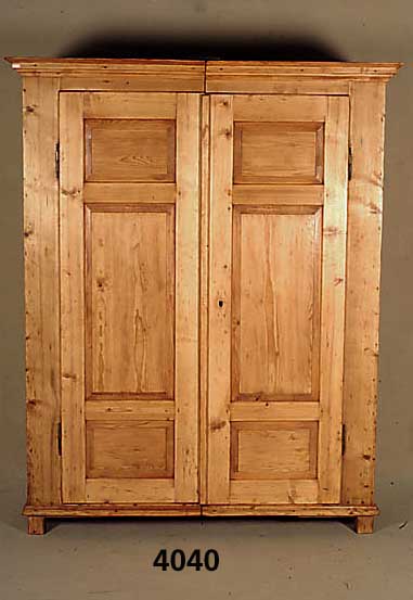 Weichholzschrank, sÜddeutsch, um 1810, soge- nannter Spaltschrank, TÜren jeweils mit 3 kassettierten FÜllungen, Kopfleiste mehrfach getreppt und ...