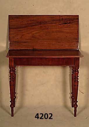 Spieltisch, deutsch, um 1880, Korpus Weich- holz, Nußbaumfurnier gespiegelt, Platte auf- klapp- und drehbar, unter der Platte ein Ablagefach fÜr ...