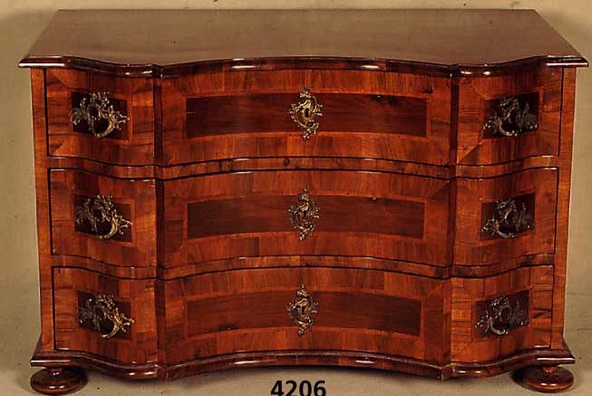 Doppelt geschweifte Kommode, Barockstil, Front horizontal aufgebaut, dickes Nußbaum- bzw. Pflaumenfurnier, Bandintarsien, z.T. rhomboid ...