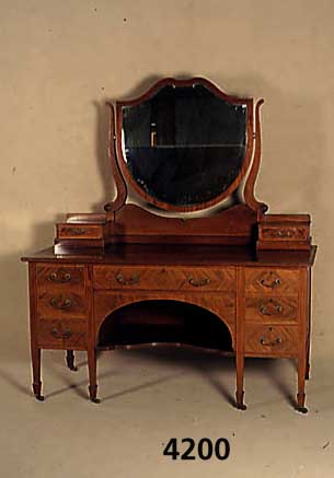 Großer Frisiertisch, England, um 1900, Korpus Weichholz, Mahgonifurnier, z.T. massiv, original BeschlÄge, Schublade und Platte mit Bandintarsien, ...