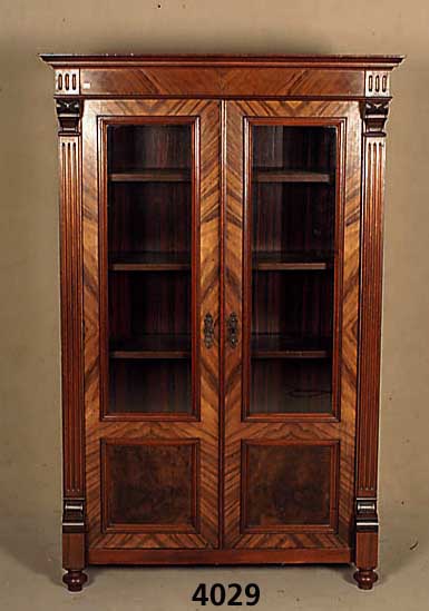 BÜcherschrank, deutsch, um 1880, GrÜnderzeit , Korpus Weichholz, Nußbaumfurnier gespiegelt, sehr schÖne Maserung, unten 2 kleine FÜllungen mit ...