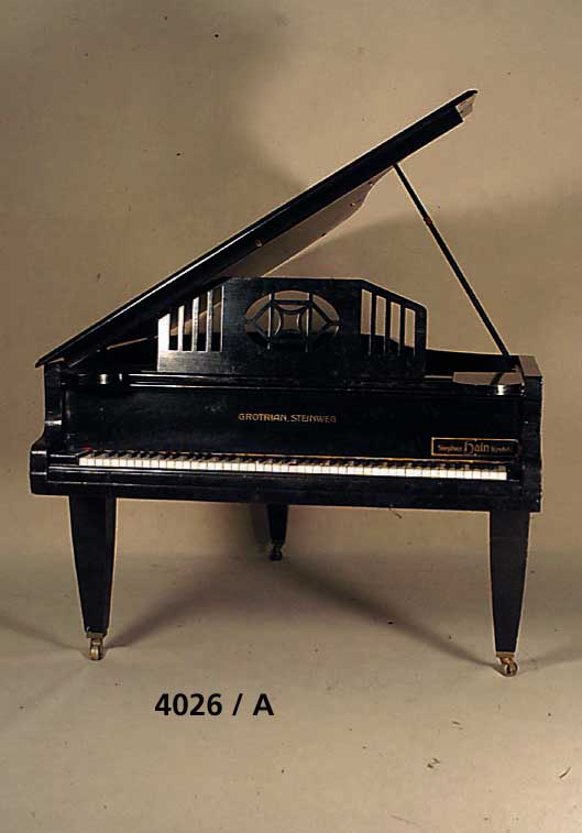 StutzflÜgel, deutsch, um 1906/08, Steinweg, Braunschweig, reiner abstrakter Jugendstil, bezeichnet und im Rahmen mitgegossen, Bezeich- nung JXZ ...