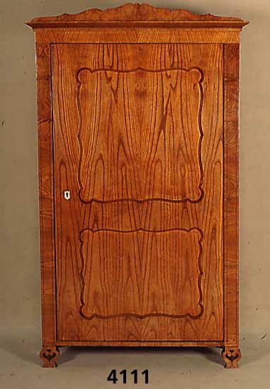 Schrank, deutsch, um 1870, Esche massiv, Eschefurnier, eintÜrig, seitlich und an den FÜßen Zierintarsien, abnehmbarer Zieraufsatz, leichte ...