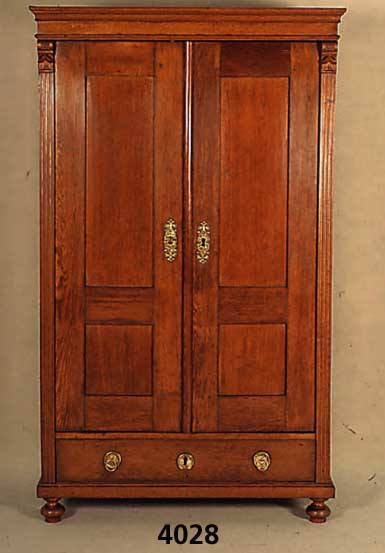 Schrank, deutsch, um 1870, Eiche massiv, zweitÜrig, mit Sockelschublade, in allen Teilen noch original, alte Politur, leichte Alters- und ...