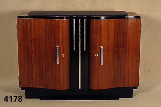 ArtDeco-Sideboard, Frankreich, um 1920, Nußbaum gespiegelt furniert, z.T. schwarz abgesetzt, mehrfach geschwungener Korpus, schÖne große ...