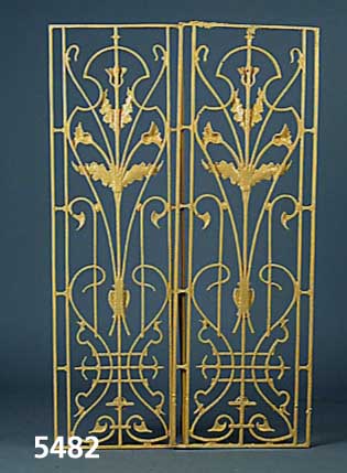 Paar Ziergitter, Frankreich, um 1890-1900, Eisen, mit vollplastischem Distel- dekor, sekundÄr cremefarben gefaßt, je ca. 102 x 31 cm