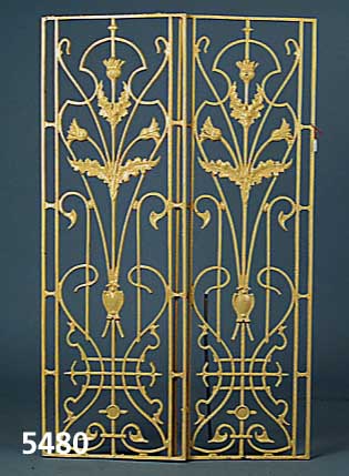 Paar Ziergitter, Frankreich, um 1890-1900, Eisen, mit vollplastischem Distel- dekor, sekundÄr cremefarben gefaßt, je ca. 102 x 33 cm