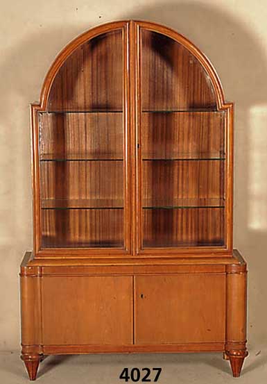 Vitrine bzw. Vitrinenschrank, deutsch, 1928/32 , Korpus Weichholz/Hartholz, Kirschbaum massiv, Kirschbaumfurnier, z.T. Kirschbaum- wurzel, z.T. auf ...