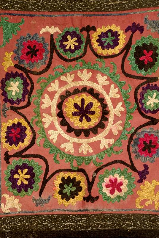 Kissenfront, Usbekistan, um 1900, Seidenstickerei auf Kattun, ca. 54 x 48 cm, SchÄtzwert: 400.- EURO, pailetteneinfassung, EHZ: 2