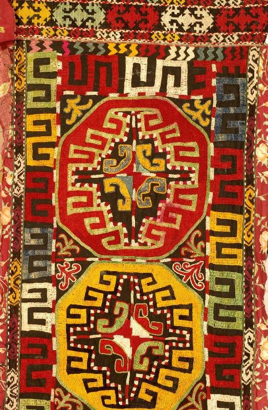 Taschenfront (Mafrash), Usbekistan, um 1920, Seidenstickerei, ca. 113 x 50 cm, SchÄtzwert: 650.- EURO, EHZ: 3