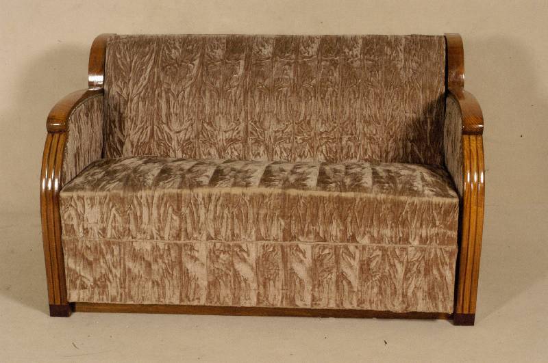 ArtDeco-Couch, Frankreich, um 1930, massiver Holzrahmen im Streamline-Design, nußbaum- farben gebeizt, Ausklappmechanismus, Feder- ...