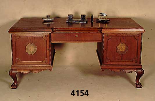 Damenschreibtisch, deutsch, um 1910/15, Barockstil, Korpus Weichholz, Buche und Eiche massiv, Eichefurnier, geschwungene KlauenfÜße, mit ...