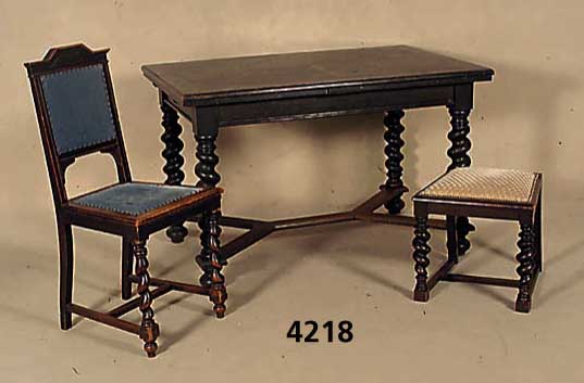 Ausziehtisch, deutsch, um 1900/05, Eiche massiv, Eichefurnier, geschwÄrzt, gedrechselte sich verjÜngende SÄulen, FÜße in sich ver- schrÄnkt, ...