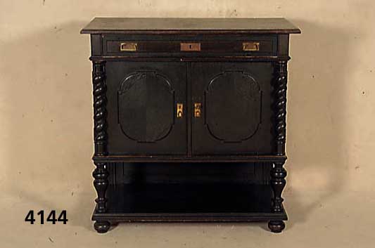 Etagenschrank, deutsch, um 1900/05, Eiche massiv, Eichefurnier, geschwÄrzt, auf Rahmen gearbeitet, original JugendstilbeschlÄge, freistehende ...