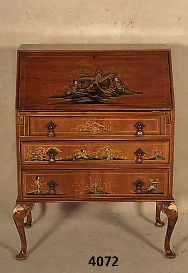 DamenklappsekretÄr, England, 1925/28, Northampton Cabinet Company London, Korpus Weichholz, kaukasisch Nußbaum gespiegelt, mit Lackchinoserien ...
