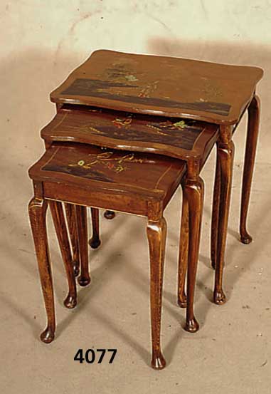 Tischset bzw. Beistelltische, England, um 1928/28, Northampton Cabinet Company London, 3-fach ausziehbar, Buche massiv, Nußbaumfur- nier, in sich ...