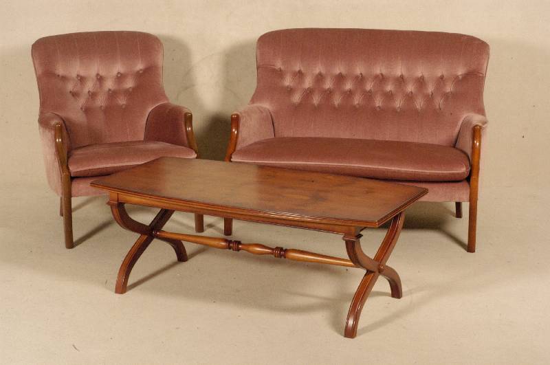 Salongruppe, Italien, bestehend aus 2-sitzer Sofa, 2 Sessel und Tisch, Zierbelkiefer und Buche, Zierbelwurzel, Tisch reich geschwungen, ...