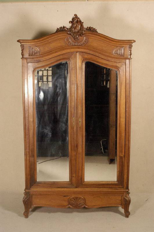 Ankleideschrank, Haute Savoye Frankreich, um 1880, im Stil Louis XV , Korpus Weichholz, Nußbaum massiv, eingelassene Schublade im Fuß, ...