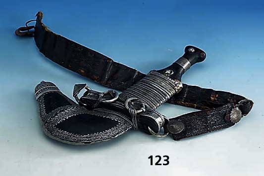 Ehrendolch, Jemen, um 1900/10, Leder, Metall, reiche Silberverzierungen mit Spiralen und Punzen, Ledermontierungen bzw. Holzgriff