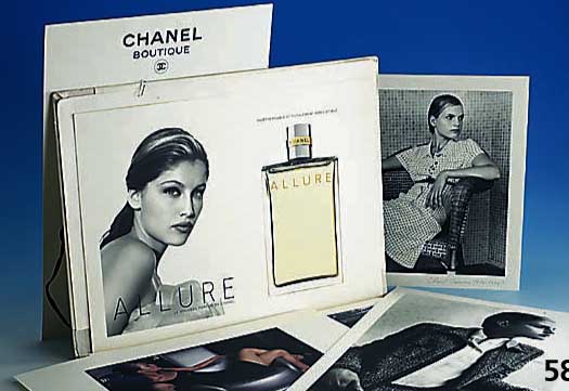 Chanel-Mappe, Collection Croisiere 1996-1997, Photographien von Karl Lagerfeld, 26 Off-Set-Drucke mit einem Starmodel, Blätter einzeln numeriert, ...