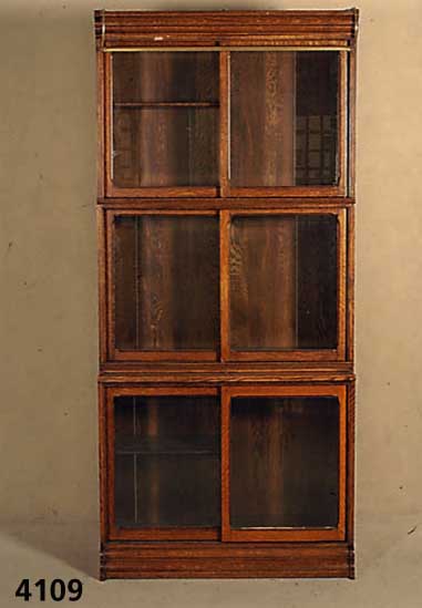 BÜcherschrank, deutsch, um 1900/05, wohl Berlin, Jugendstil mit englischem Einfluß, Eiche massiv, Front auf Rahmen gearbeitet, facettiertes ...