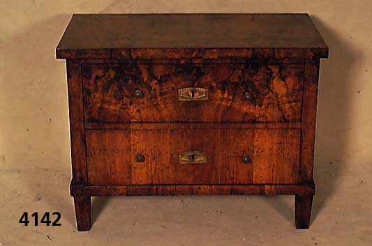 2-schÜbige Biedermeierkommode, sÜddeutsch, um 1820/30, Korpus Weichholz, dickes Wurzel- nußfurnier, 4-fach gespiegelt, Furnier Über Deckplatte ...