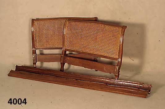 Bett, Frankreich, 30er Jahre, Weichholz und Nußbaum massiv, Barockstil, gerieft, original Rohrgeflecht, dieses beschÄdigt, Rost fehlt, Zarge ...