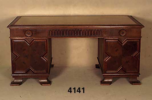 Schreibtisch, Elsaß/Lothringen, um 1900/10, Korpus Weichholz/Hartholz, Eiche massiv, Eichefurnier, aufgesetzte Leisten, mit Kreuz- ...