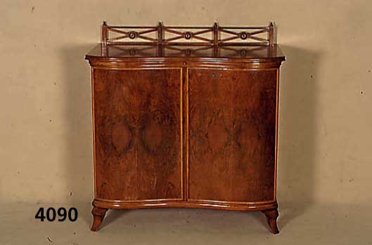 Anrichte, deutsch, um 1928/32, Korpus Weich- holz/Hartholz, in hervorragender Verarbeitung, Front doppelt geschweift, kaukasisch Nußbaum- furnier ...
