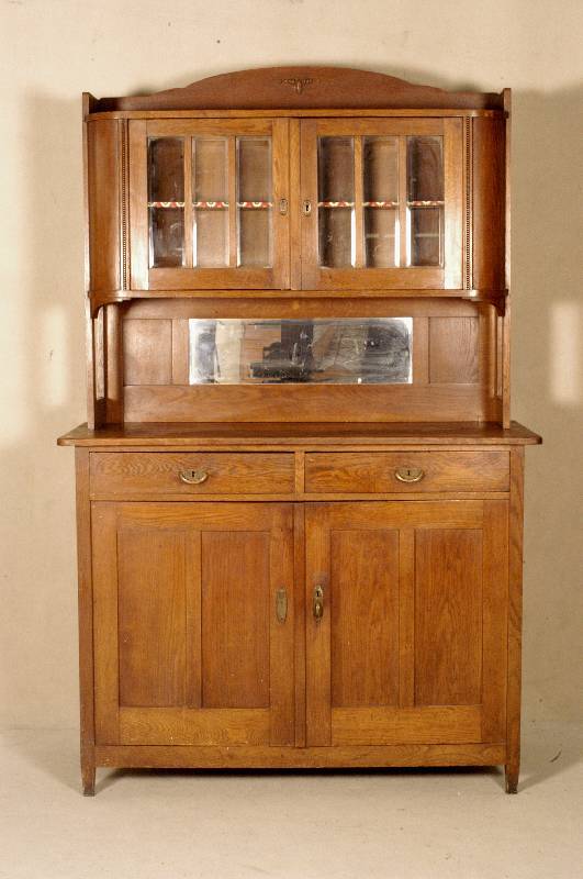 Aufsatzschrank, deutsch, um 1910, Jugendstil , Korpus Eiche und Weichholz, auf Rahmen ge- arbeitet, Oberteil mit facettiertem Glas, schlichtes ...