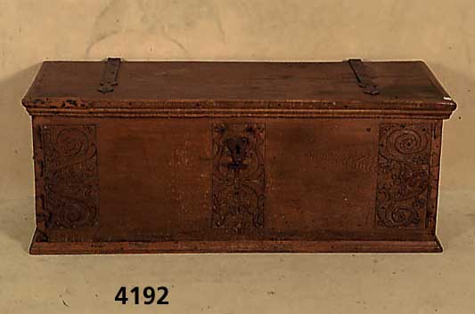 Linnentruhe, wohl norddeutsch, um 1870, Eiche massiv, z.T. auf Rahmen gearbeitet, Deckel mit original EisenbeschlÄgen, 2 Eisen- griffe ...