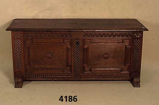 Linnentruhe, wohl norddeutsch, um 1860, Eiche massiv, z.T. auf Rahmen gearbeitet, Front mit aufgelegten Elementen, profiliertes Rahmenmuster, ...