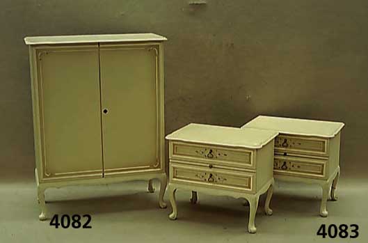 2 NachttischschrÄnkchen, deutsch, SpÄtbarock- stil, teilmassiv, cremefarben grÜn und weiß gefaßt, jeweils mit 2 SchÜben, mehrfach auf- ...