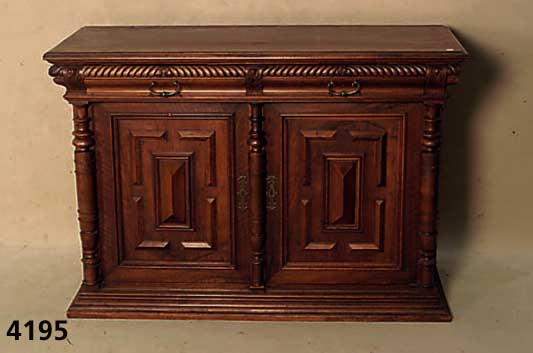 Anrichte, Belgien, um 1890, Henry-Deux, Nuß- baum und Eiche massiv, 2-tÜrig in kassettier- ter Form, 2 SchÜbe, drei SÄulen in gedrech- selter ...