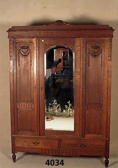Kleiderschrank, Frankreich, um 1910, Jugend- stil, Eiche massiv, 3-tÜrig mit facettiertem Spiegel, dezente florale Schnitzerei, drei ...