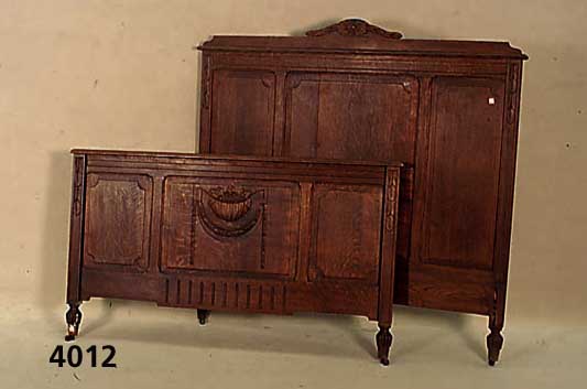 Bett, Frankreich, um 1910, Jugendstil, Eiche massiv, dezente Schnitzerei, stabil gearbei- tet, ca. 145x160x200 cm