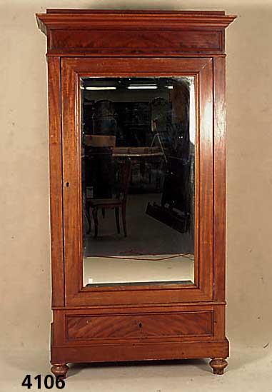 Kleiderschrank, deutsch, um 1900, Nußbaum massiv, Nußbaumfurnier, facettierter Spiegel in der FronttÜr, eine Sockelschublade, Furnierarbeiten ...