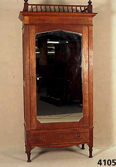 Kleiderschrank, deutsch, um 1900, Eiche massiv, FronttÜr mit Spiegelglas, vier ge- drechselte SchrankfÜße, eine Sockelschublade, aufwendig ...