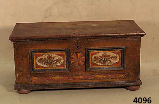 Linnentruhe, deutsch, um 1850/60, Eiche massiv, Biermalerei, bzw. bunte Bemalung, Vorderfront kassettiert, Rahmen doppelt ge- treppt, ...