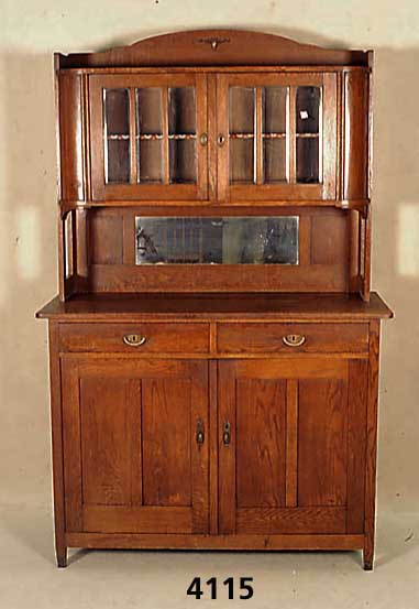 Aufsatzschrank, deutsch, um 1910, Jugendstil , Korpus Eiche und Weichholz, auf Rahmen ge- arbeitet, Oberteil mit facettiertem Glas, schlichtes ...